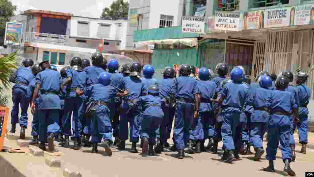 Des policiers burundais pourchassent des manifestants qui protestent contre un 3e mandat du président Pierre Nkurunziza, vendredi 17 avril 2015.