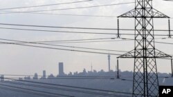 Des pylônes électriques barrent l'horizon de la ville de Johannesburg, en Afrique du Sud, le 10 mars 2015.