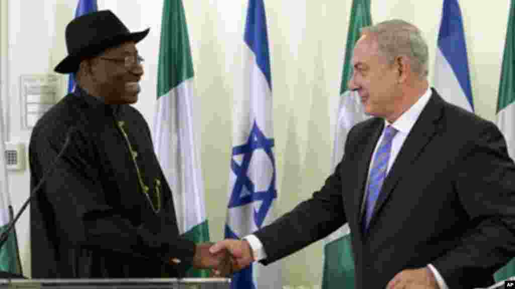 Firai Ministan Isra’ila Benjamin Netanyahu da shugaban Najeriya Goodluck Jonathan, yayin ganawarsu a ofishin Firai Ministan dake birnin Kudus ranar 28, ga watan Oktoba, 2013.