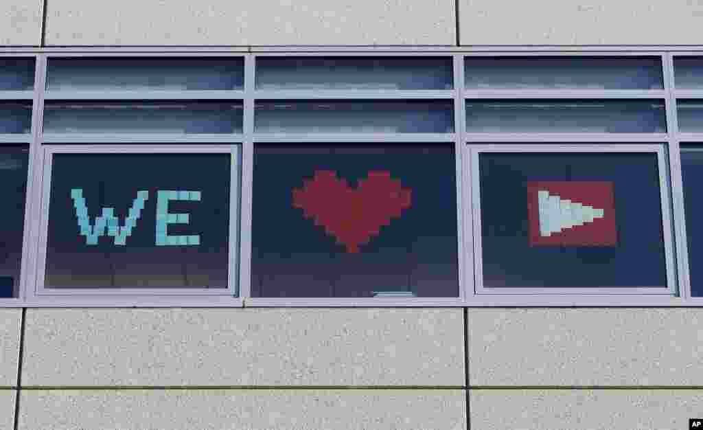 نصب علامت ما عاشق یوتیوب هستیم، روی پنجره دفتر مرکزی شرکت والمارت به نشان ادای احترام برای قربانیان و آسیب دیدگان حادثه تیراندازی در&nbsp;ساختمان مرکزی یوتیوب.