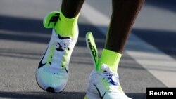 Les pieds d'un athlète kenyan lors du marathon de Berlin, Allemagne, le 27 septembre 2015.