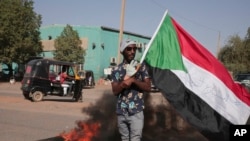 Orang-orang turun ke jalanan di Kota Khartoum, Sudan, memporotes kudeta militer yang terjadi pada Oktober lalu dalam aksi unjuk rasa pada 6 Desember 2021. (Foto: AP/Marwan Ali)