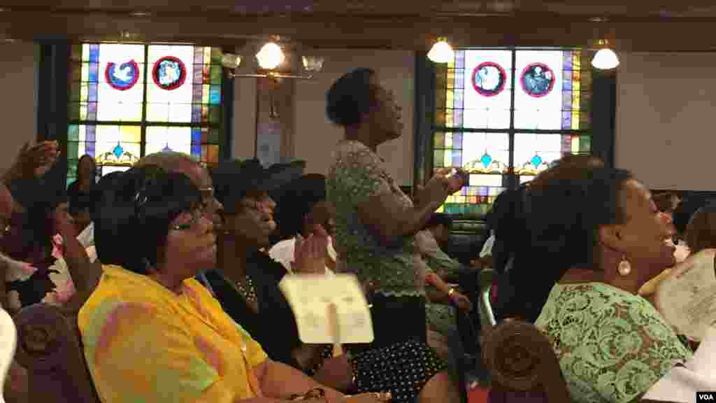 Des membres de l&#39;église Emmanuel réunis en prière, à Charleston, Caroline du Sud, le 21 juin 2015. (Amanda Scott/VOA)