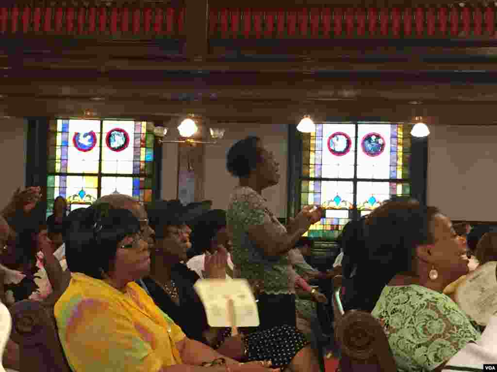 Para jemaat Gereja AME Emanuel di Charleston, South Carolina (21/7). (VOA/Amanda Scott)