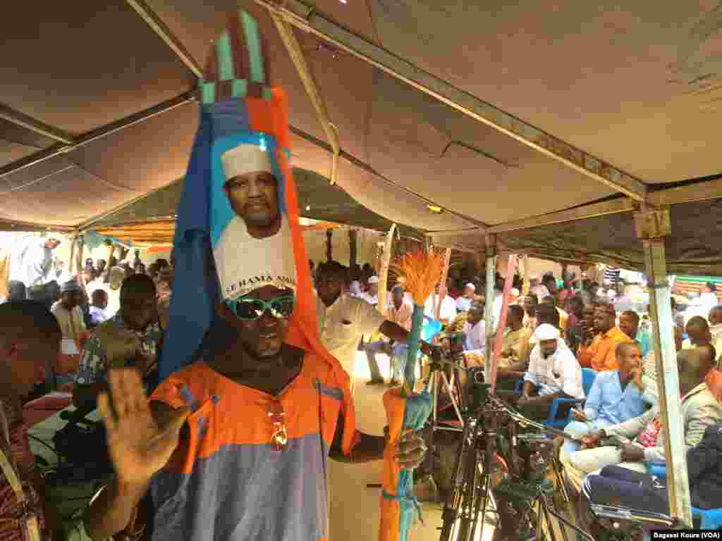Un militant de l&#39;opposition lors d&#39;une rencontre des leaders de l&#39;opposition, Niamey, jeudi 17 mars, 2016. (VOA/Bagassi Koura)