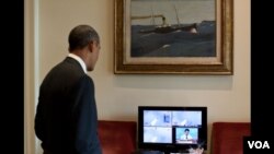 Presiden Barack Obama saat menyaksikan peluncuran pesawat ulang alik Atlantis dari Gedung Putih (8/7).