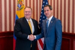 마이크 폼페오 미 국무장관과 과이도 베네수엘라 국회의장이 20일 콜롬비아 수도 보고타에서 열린 서반구대테러리즘 장관회의에서 만나 악수하고 있다.