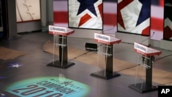 Los podios están listos para el debate demócrata de este sábado entre Hillary Clinton, Bernie Sanders y Martin O'Malley, en Des Moines, Iowa. Nov. 13, 2015.