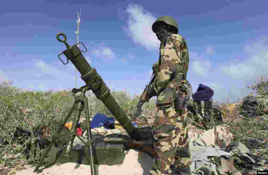 Askari ka tirsan ciidanka AMISOM oo ku sugan Ceel Macaan kadib markii ay dagaal la'aan ku qabsaden.