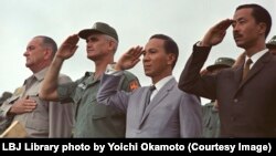 Tổng thống Johnson thăm các binh sĩ Mỹ tại Vịnh Cam Ranh cùng với các quan chức Việt Nam Cộng hòa tháng Mười năm 1966. 