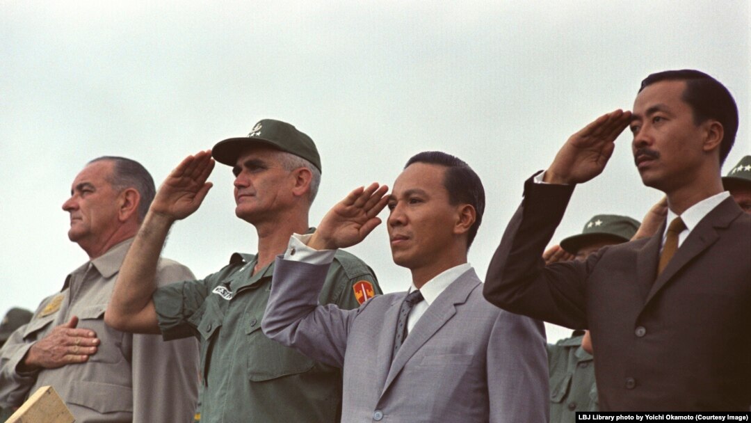 Tổng thống Hoa Kỳ Johnson, Tướng Mỹ William Westmoreland, Tổng thống VNCH Nguyễn Văn Thiệu và Thủ tướng VNCH Nguyễn Cao Kỳ tại Cảng Cam Ranh
