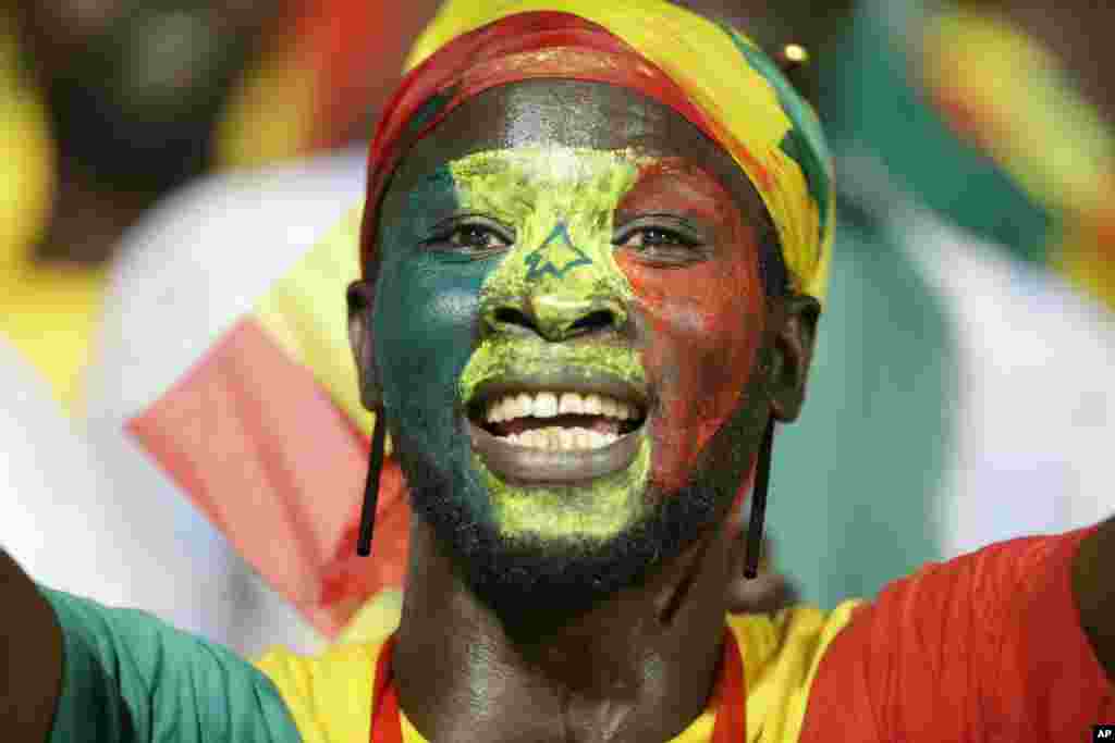 Une Sénégalaise chante, dans les&nbsp;tribunes, lors d&#39;un match entre le Sénégal et le Zimbabwe, au stade de Franceville, le 19 janvier 2017.