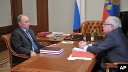 Russian President Vladimir Putin (l) and presidential human rights ombudsman Vladimir Lukin meet in the Bocharov Ruchei residence in the Black Sea resort of Sochi, March 28, 2013. 
