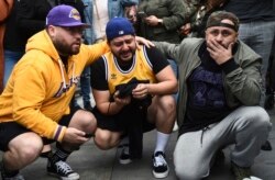 Para penggemar Kobe Bryant berkabung di arena olahraga Staples Center di Los Angeles.