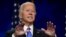 Ứng cử viên tổng thống Đảng Dân chủ Joe Biden, phu nhân Jill Biden, ứng cử viên phó tổng thống Đảng Dân chủ Kamala Harris và phu quân Douglas Emhoff ăn mừng sau khi ông Biden chính thức nhận đề cử tại Đại hội Đảng Dân chủ Toàn quốc 2020.