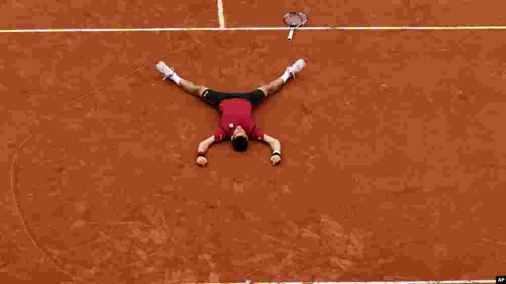 Novak Djokovic, après avoir battu Andy Murray lors de leur dernier match de tennis Open français au stade Roland Garros à Paris, le 5 juin 2016.
