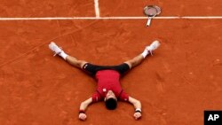 Le Serbe Novak Djokovic, No.1 mondial du tennis masculin, au stade Roland Garros à Paris, le 5 juin 2016. (AP Photo/David Vincent)