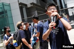 2019年6月21日香港民主活动人士黄之锋在警察总部外抗议时发表讲话，要求香港领导人下台，并撤回引渡法案。
