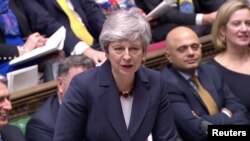 Perdana Menteri Theresa May menjawab pertanyaan dari anggota parlemen Inggris di London, hari Rabu (27/3). 