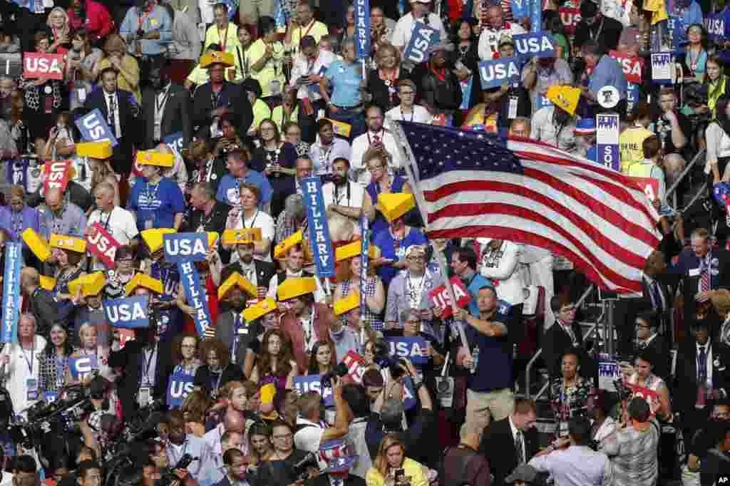 Seorang delegasi dari Wisconsin melambaikan bendera Amerika pada hari terakhir Konvensi Nasional Partai Demokrat di Philadeplhia (28/7).&nbsp;(AP/Mary Altaffer)