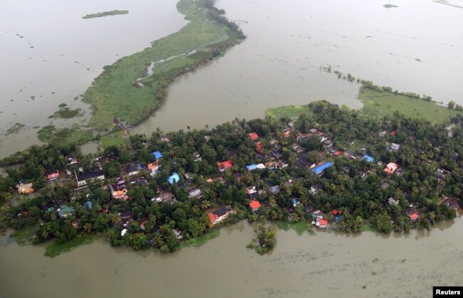 ພາບຖ່າຍທາງອາກາດສະແດງໃຫ້ເຫັນພາບຂອງເຮືອນຊານສ່ວນນຶ່ງທີ່ ພົ້ນຈາກໜ້ານໍ້າທີ່ ຖ້ວມໃນຂົງເຂດພາກໃຕ້ຂອງລັດເຄຣາລາ ຢູ່ທາງໃຕ້ຂອງອິນເດຍ ໃນວັນທີ 19 ສິງຫາ 2018