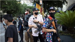 Një anëtar i Texas Guerrillas, i cili përdor pseudonimin "Apex"(i treti nga e djathta), dhe të tjerë duke mbajtur armë gjatë një proteste Black Lives Matter në Teksas (1 gusht 2020)