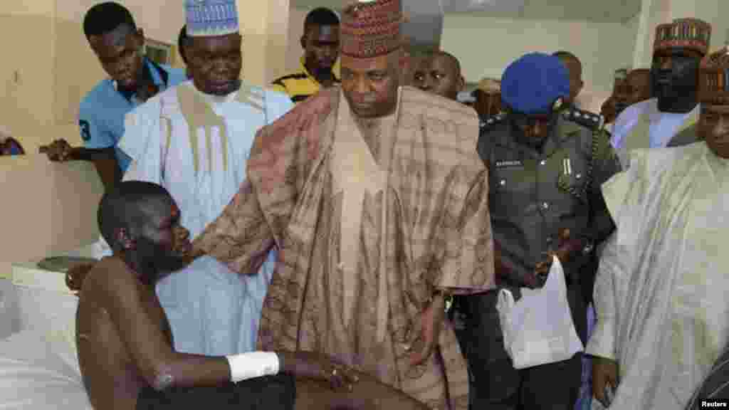 Gwamnan jihar Borno Ibrahim Kashim Shettima da wani da yaji rauni a sanadiyar fashewar bom a asibiti a Maiduguri, 1 ga Yuli 2014.