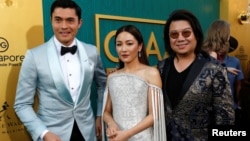 Pengarang Kevin Kwan (kanan) bersama bintang pendukung film Crazy Rich Asians, Henry Golding (kiri) dan Constance Wu pada pemutaran perdana di Los Angeles, California, AS. 