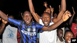 People celebrate after the Guinea's Supreme Court validated Alpha Conde's victory in Conakry, 3 Dec 2010.