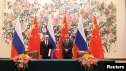 APEC အစည်းအဝေးမှာ စွမ်းအင်ဆိုင်ရာ သဘောတူညီချက်ရခဲ့ကြတဲ့ ရုရှားသမ္မတ Vladimir Putin (ဝဲ) နဲ့ တရုတ်သမ္မတ Xi Jinping (နိုဝင်ဘာ ၉၊ ၂၀၁၄)