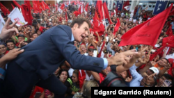 Salvador Nasralla, candidato presidencial de la Alianza de Oposición contra la Dictadura, a la espera de los resultados más recientes elecciones a las afueras del Tribunal Electoral Supremo en Tegucigalpa.