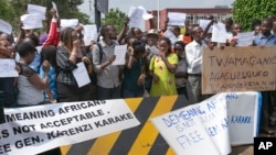 Protesters calling for the release of Lt. Gen. Karenzi Karake demonstrate outside the British High Commission in Kigali, Rwanda, June 24, 2015.