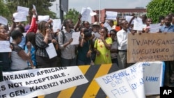 Des manifestants exigeant la remise en liberté de Karenzi Karake à Kigali, au Rwanda (AP Photo/Denyse Uwera)