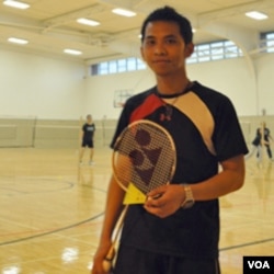 Ainur Rosyid di gelanggang badminton Michigan State University.