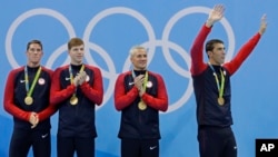 Conor Dwyer, Townley Haas, Ryan Lochte và Michael Phelps từ đội bơi Team USA của Mỹ.
