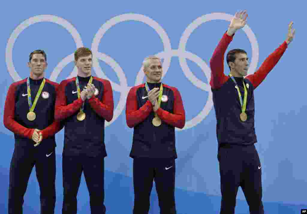 Conor Dwyer, Townley Haas, Ryan Lochte et Michael Phelps fête leur victoire du 4 x 200 m à Rio de Janeiro, Brésil, le 10 août 2016.