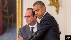 Tổng thống Barack Obama và Tổng thống Pháp Francois Hollande trong một cuộc họp báo chung tại Phòng Đông của Nhà Trắng ở Washington, ngày 24/11/2015.