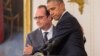美国总统奥巴马和法国总统奥朗德在白宫的记者会上拥抱（2015年11月24日）