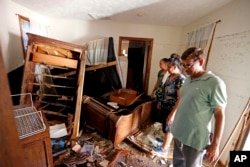 Жители города Спринг-Лейк в Северной Каролине оценивают ущерб, нанесенный их дому