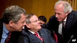 Senadores Sherrod Brown, Robert Menéndez y Bob Corker, durante una audiencia en el Senado. Menéndez y Corker favorecen incrementar las sanciones contra Irán.