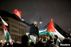 Protesters demonstrate outside the U.S. embassy against President Donald Trump's decision to recognize Jerusalem as Israel's capital in Berlin, Dec. 8, 2017.