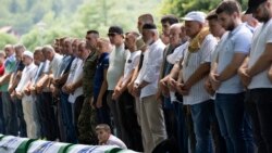 Najmlađa žrtva ukopana na 26. godišnjicu genocida je Azmir Osmanović, koji je imao 16 godina. Među identifikovanim je i Zilha Delić, koja je imala 24 godina.