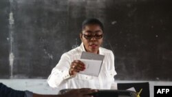 L'actuelle Première ministre et ancienne maire de Libreville, Rose christiane Ossouka Raponda, dans un bureau de vote lors des élections locales, le 6 octobre 2018.