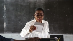L'actuelle Première ministre et ancienne maire de Libreville, Rose christiane Ossouka Raponda, dans un bureau de vote lors des élections locales, le 6 octobre 2018.