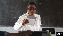 Rose christiane Ossouka Raponda, candidate du Parti démocratique gabonais (PDG) aux élections locales, vote dans un bureau de vote à Libreville, le 6 octobre 2018.