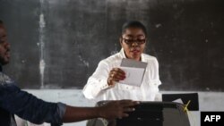 Rose Christiane Ossouka Raponda, candidate du Parti démocratique gabonais (PDG) aux élections locales, vote à Libreville, le 6 octobre 2018.