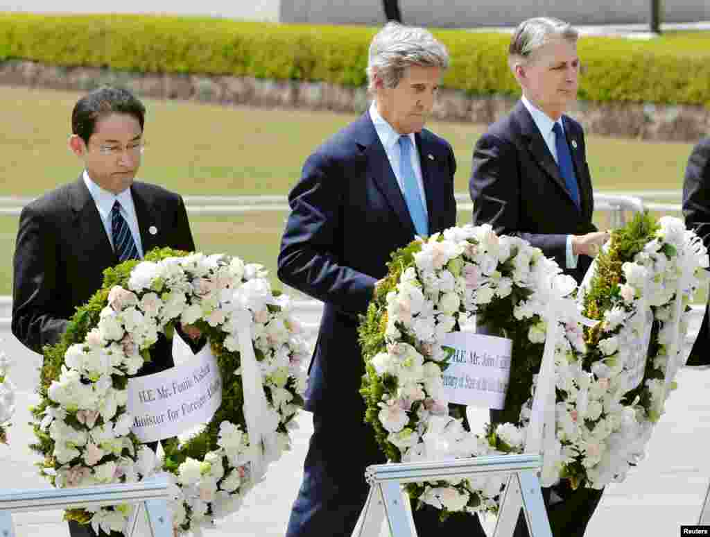U.S. Secretary of State John Kerry (2nd L) prepares to lay a wreath at the cenotaph with Japan&#39;s Foreign Minister Fumio Kishida (L), Britain&#39;s Foreign Minister Philip Hammond and other fellow G7 foreign ministers at Hiroshima Peace Memorial Park and Museum in Hiroshima, in this photo released by Kyodo April 11, 2016.
