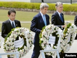 លោក John Kerry រដ្ឋមន្ត្រី​ក្រសួង​ការបរទេស​អាមេរិក អម​ដោយ​រដ្ឋមន្ត្រី​ការ​បរទេស​នៃ​ក្រុម​មេដឹកនាំ​ពិភពលោក​ដែល​មាន​សេដ្ឋកិច្ច​ខ្ពស់ G7 ចូលរួម​រំឭក​វិញ្ញាណខណ្ឌ​របស់​ជនរងគ្រោះ​នៃ​ការ​ទម្លាក់​គ្រាប់​បែក​បរមាណូ​របស់​អាមេរិក​លើ​ទីក្រុង​ហ៊ីរ៉ូស៊ីម៉ា។