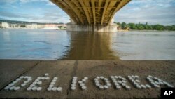 한국인 관광객을 태운 유람선이 침몰한 헝가리 부다페스트 다뉴브 강가에 희생자들을 추모하기 위한 촛불이 놓여있다. 