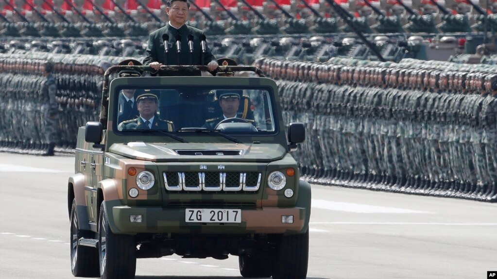中国国家主席习近平为香港主权回归中国20周年在香港检阅中国人民解放军驻港部队。(2017年6月30日)